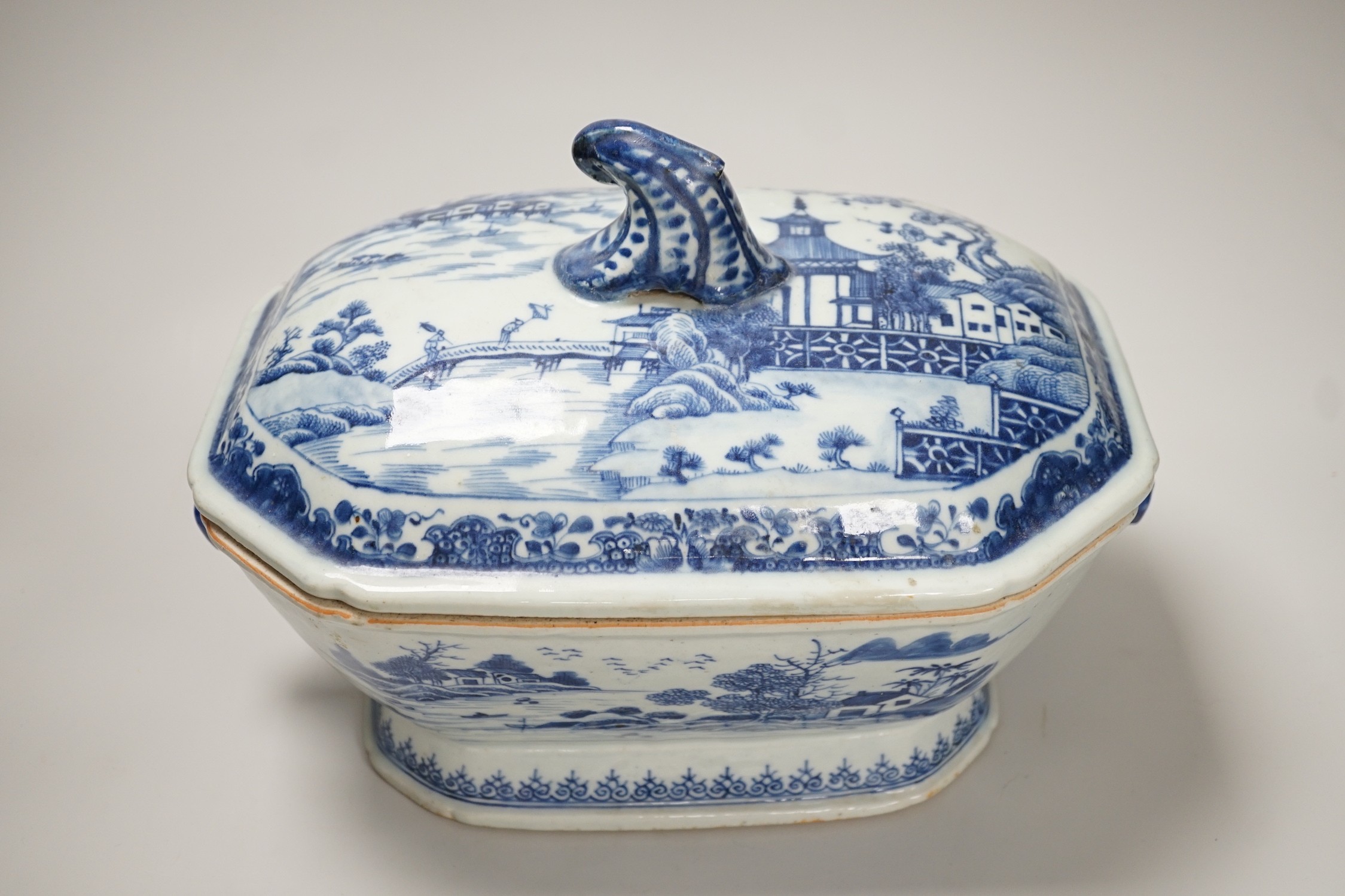 An 18th century Chinese export blue and white porcelain tureen and cover, 24cm high, 30cm wide.